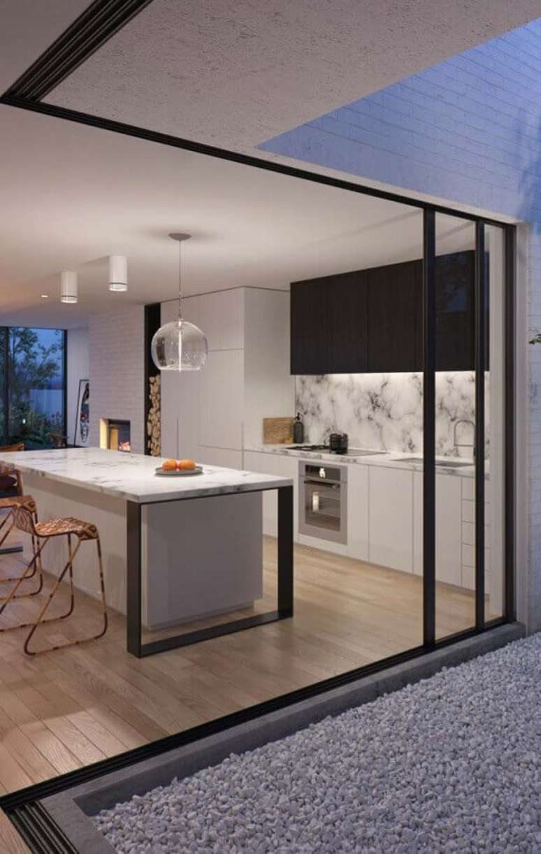 48. Cores de casas modernas planejada com cozinha preta e branca com ilha de mármore – Foto: Architizer