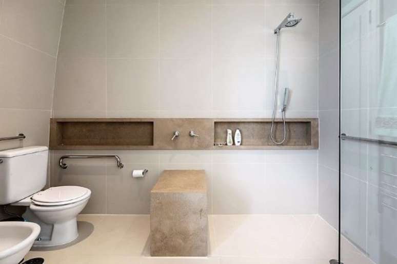 20. Banheiro moderno com nicho de porcelanato marmorizado bege &ndash; Foto Rogerio Galli
