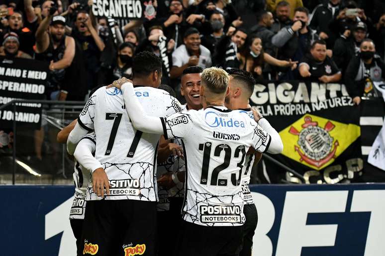 Corinthians vira sobre o Bahia e entra no G-4 do Brasileirão