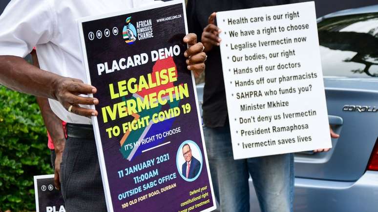 Alguns sul-africanos foram às ruas para exigir que as autoridades permitissem o uso de ivermectina