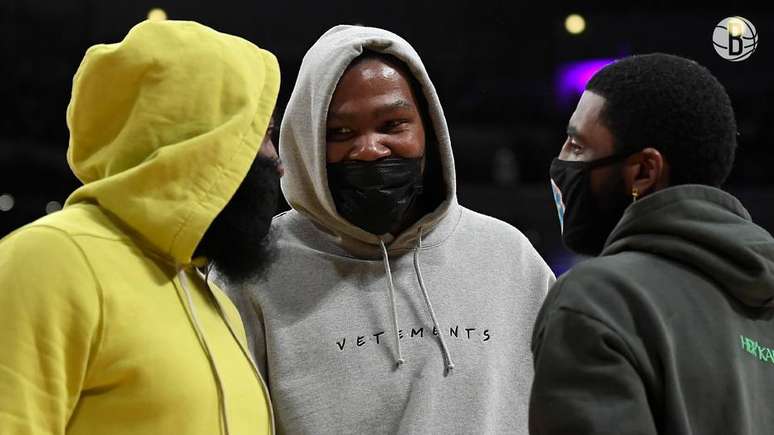 James Harden, Kevin Durant e Kyrie Irving acompanharam a partida de pré-temporada entre Brookyln Nets e Los Angeles Lakers, no Staples Center, em Los Angeles.