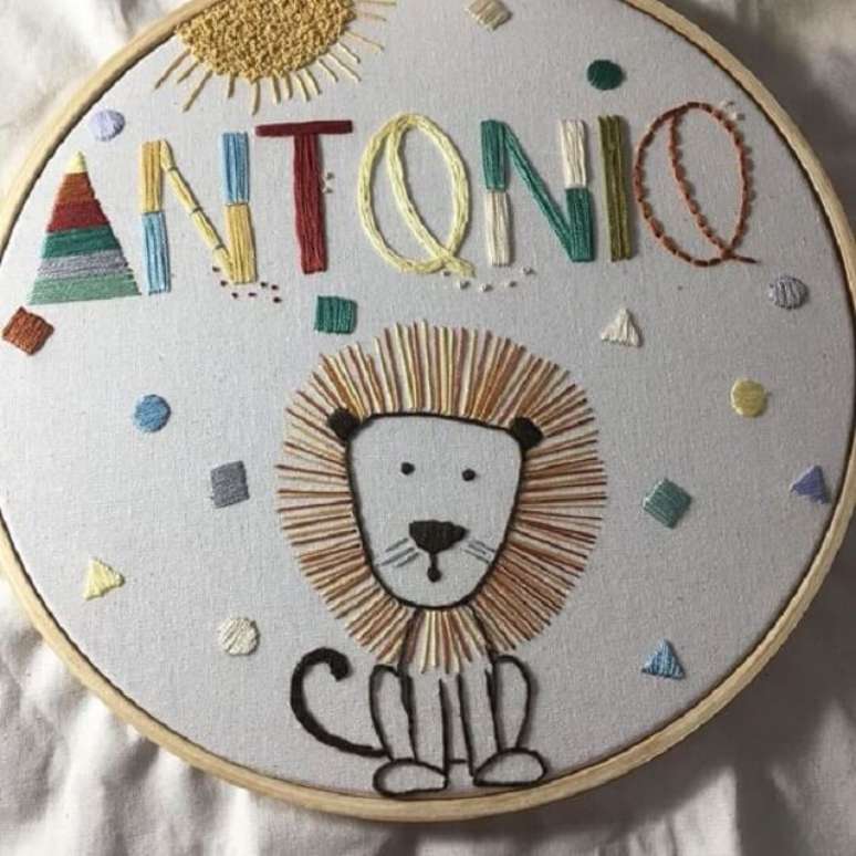 2. Crie um bastidos bordado com o nome da crian&ccedil;a. Fonte: Cerejinha Bordados