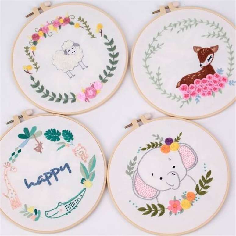 4. O bastidor bordado &eacute; perfeito para ser usado como enfeite de porta de maternidade. Fonte: Etsy