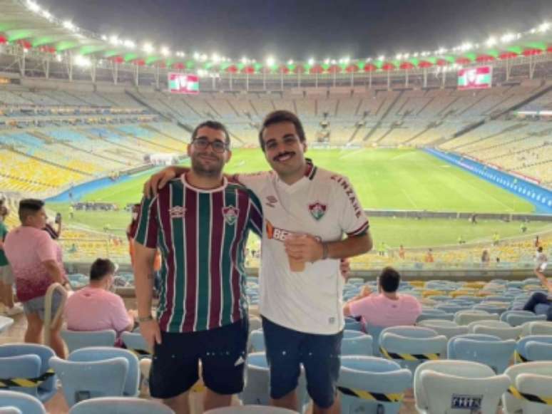 Igor (à dir.) com amigo no Maracanã (Acervo Pessoal)