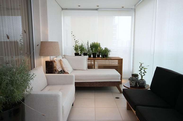 9. Persiana branca para decoração de varanda de apartamento pequeno – Foto: MeyerCortez Arquitetura e Design