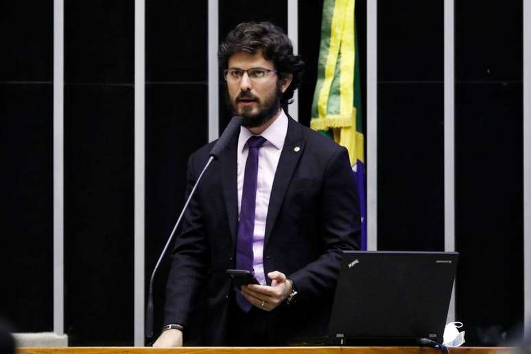 Deputado Marcelo Aro (PP-MG), relator do projeto do Auxílio Brasil, negocia fim da fila para novos beneficiários do programa social; atualmente 1 milhão de pessoas aguardam para entrar no Bolsa Família por restrição no Orçamento