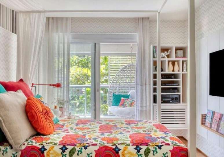 43. Jogo de cama e almofadas para decoração de quarto de casal colorido – Foto: Bezamat Arquitetura