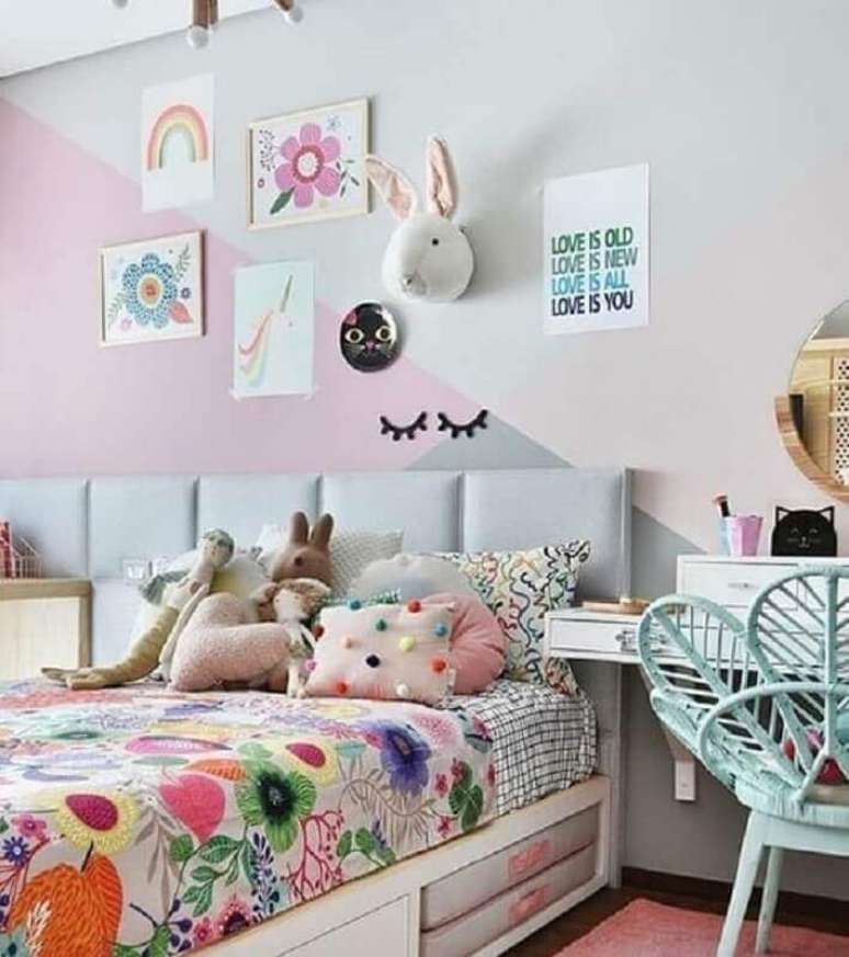 32. Decoração de quarto colorido infantil com parede geométrica e jogo de cama estampado – Foto: Gabi Work