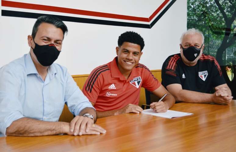 Gabriel Sara renovou o contrato com o São Paulo até dezembro de 2024 (Foto: Fellipe Lucena / saopaulofc.net)