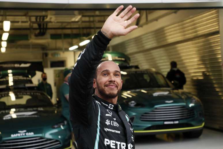 Lewis Hamilton perde dez posições no grid da Turquia 