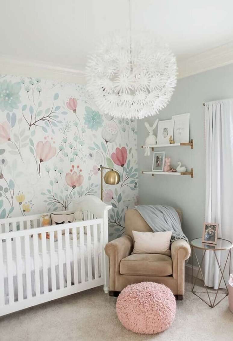 51. Papel de parede floral para decoração de quarto de bebe colorido em cores claras – Foto: Home Fashion Trend