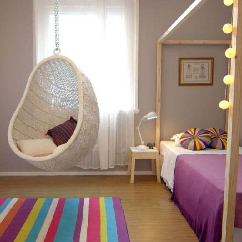 8. Balanço suspenso para decoração de quarto infantil colorido com tapete listrado – Foto: In Ex Arquitetura