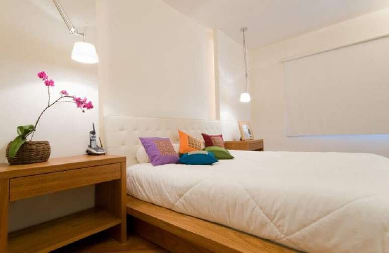 30. Decoração de quarto branco com almofadas coloridas – Foto: Casa Abril