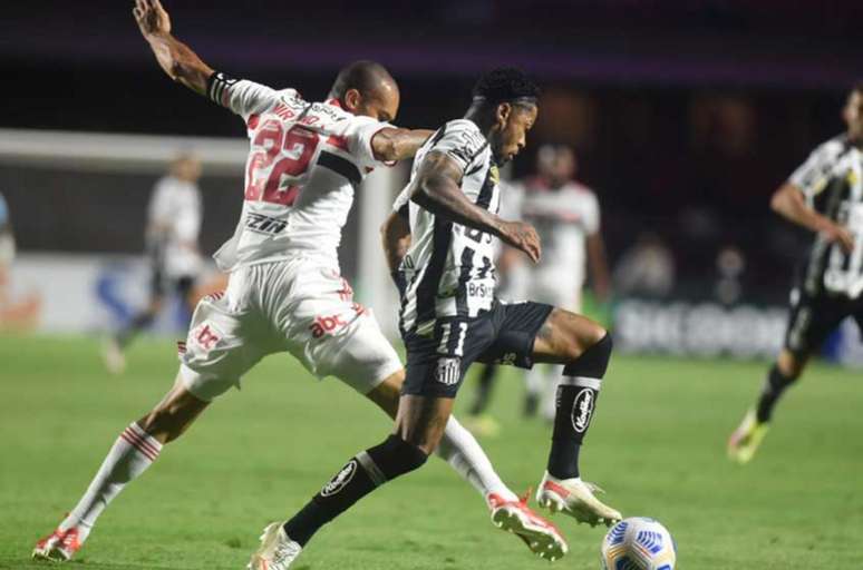 Miranda em ação no San-São (Foto: Divulgação / Santos FC)