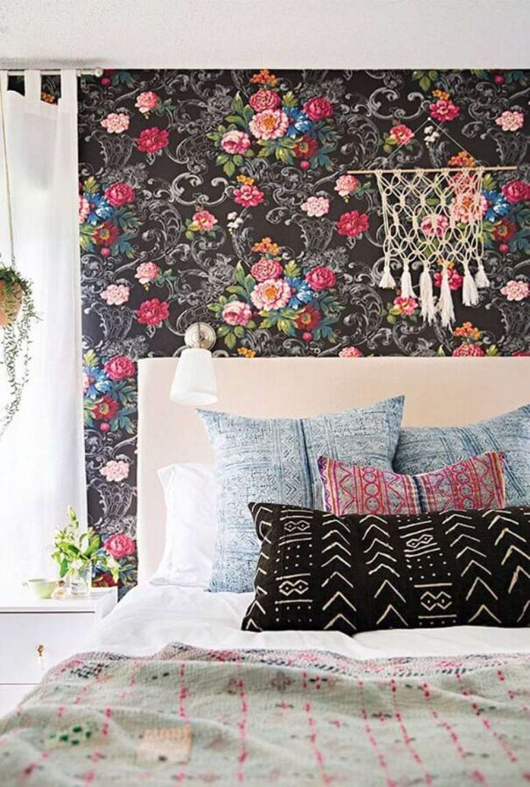 48. Papel de parede colorido para decoração de quarto colorido de casal – Foto: The Ofy