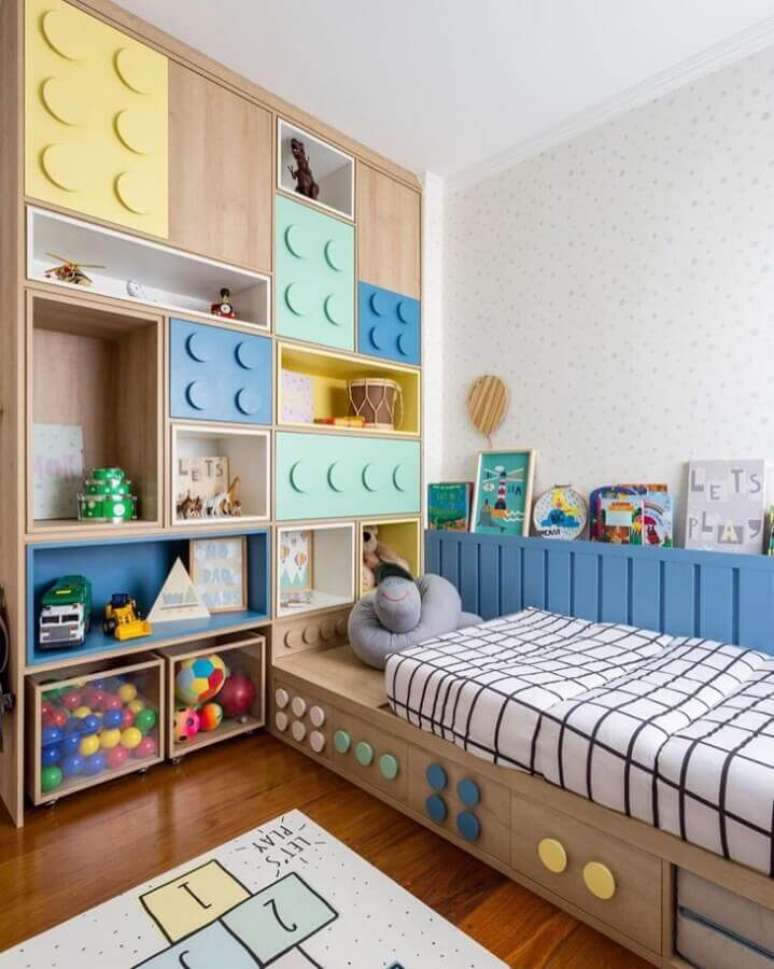 20. Armário planejado com portas de pecas de montar para decoração de quarto colorido infantil – Foto: Decor Petit