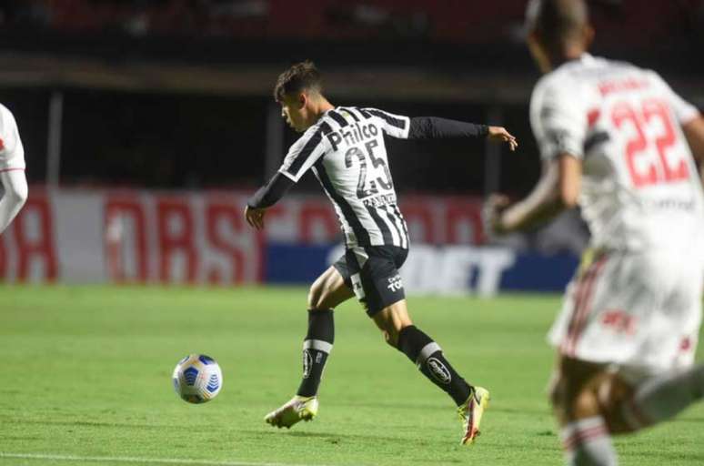 Vinícius Zanocelo foi titular do Santos no clássico contra o São Paulo (Foto: Divulgação / Santos FC)