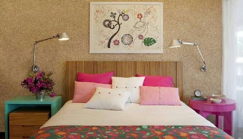 11. Decoração de quarto colorido de casal com luminária de parede – Foto: Dany Freitas Design de Interiores