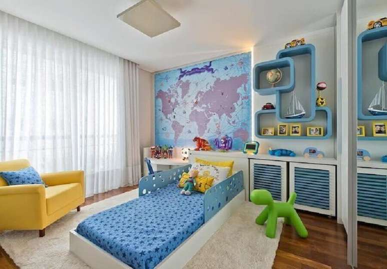 33. Decoração de quarto infantil colorido com mapa na parede e poltrona amarela – Foto: Luize Bussi e Leonardo Mueller