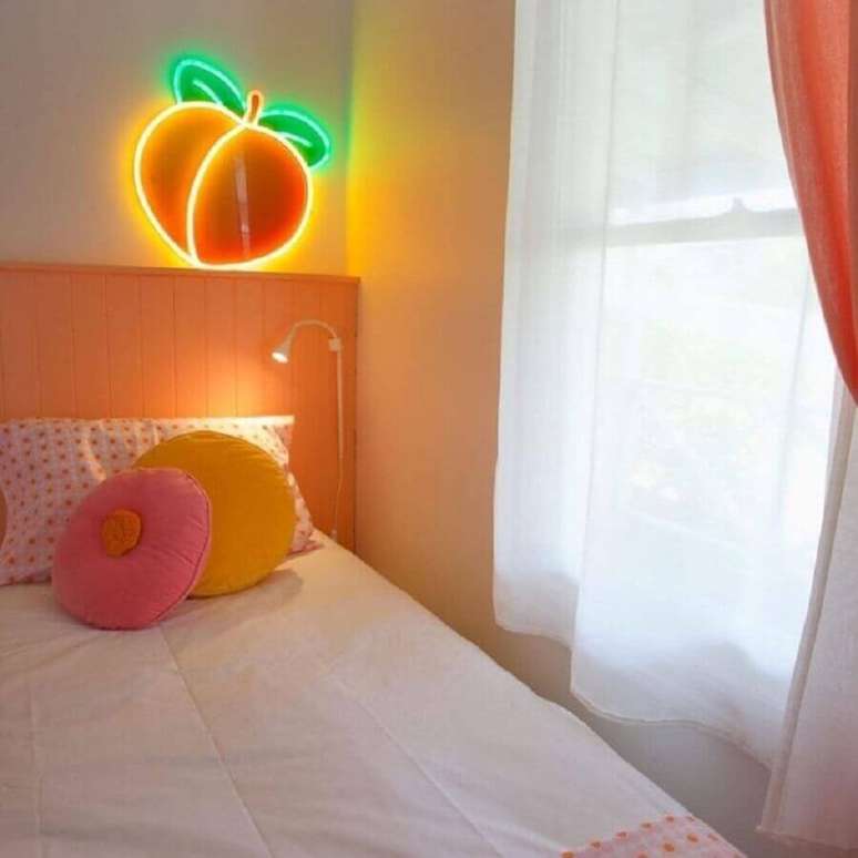 55. Quarto candy color decorado com luminária neon – Foto: Sugar Republic