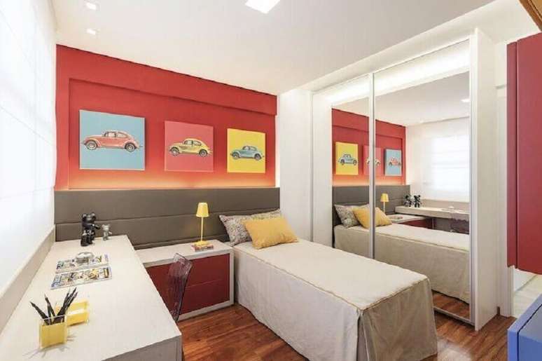45. Móveis planejados para decoração de quarto colorido de solteiro pequeno – Foto: Eduarda Corrêa