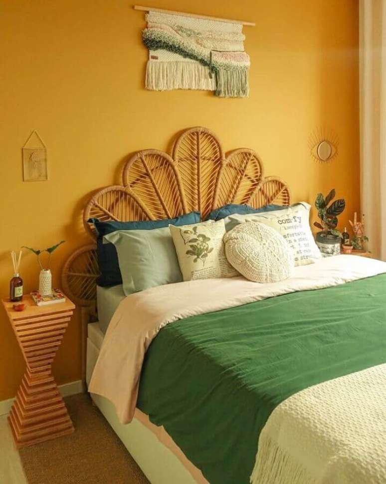 25. Cabeceira rustica para decoração de quarto colorido de casal – Foto: Karla Amadori