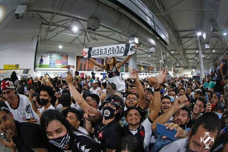 Torcida do Vasco lotou o aeroporto de São Luís para receber Nene &amp; Cia (Foto: Rafael Ribeiro/Vasco)