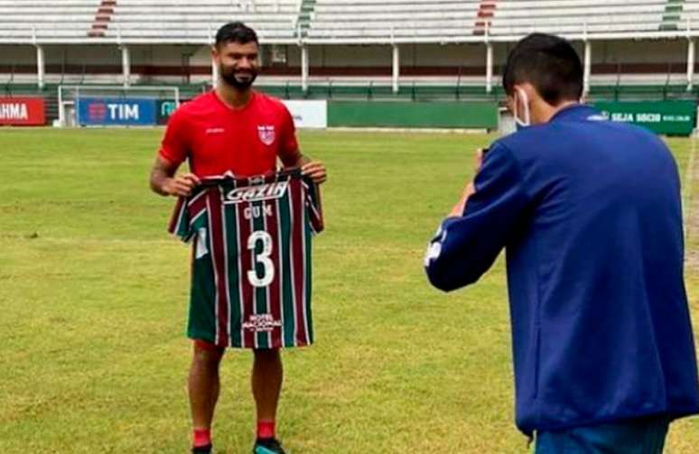 Gum recebeu armadura tricolor de presente do Fluminense (Foto: Reprodução/ Instagram/ @gumoficial)