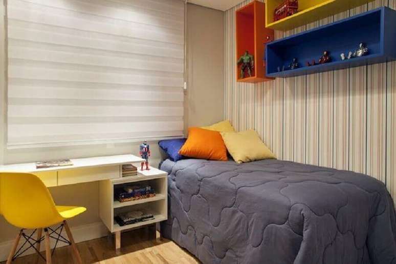 40. Decoração simples para quarto colorido de solteiro – Foto: Carolina Vilela