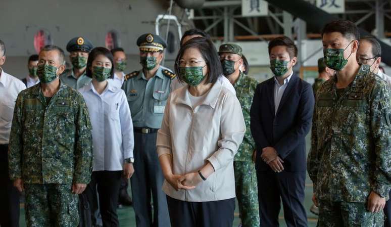 Presidente de Taiwan, Tsai Ing-wen, visita base aérea em Taipé, Taiwan
08/10/2021 Gabinete da presidência de Taiwan/Handout via REUTERS