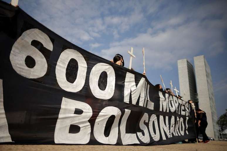 Manifestantes protestam contra presidente Jair Bolsonaro no dia que Brasil cruzou a marca de 600 mil mortes confirmadas por Covid-19
08/10/2021
REUTERS/Ueslei Marcelino