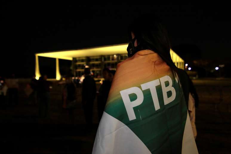 PTB formaliza convite a Bolsonaro para disputar reeleição