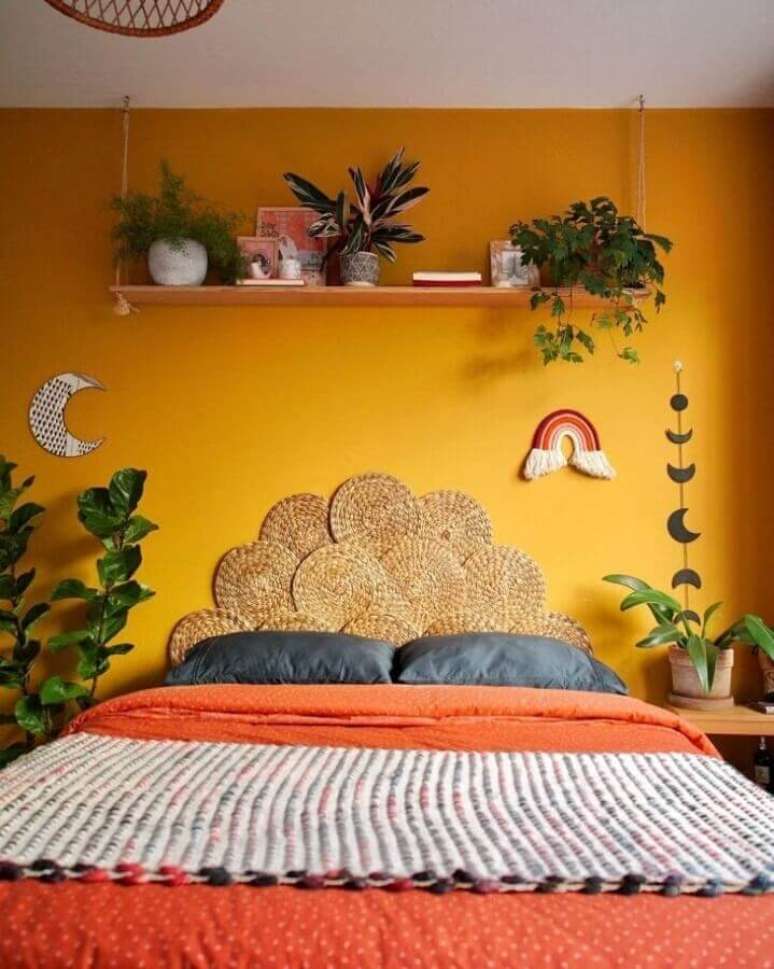 1. Vasos de plantas para quarto de casal colorido decorado com parede amarela e cabeceira rustica – Foto: Karla Amadori