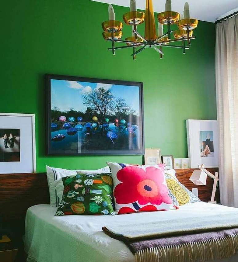 24. Cabeceira de madeira para decoração de quarto colorido com parede verde – Foto: Histórias de Casa