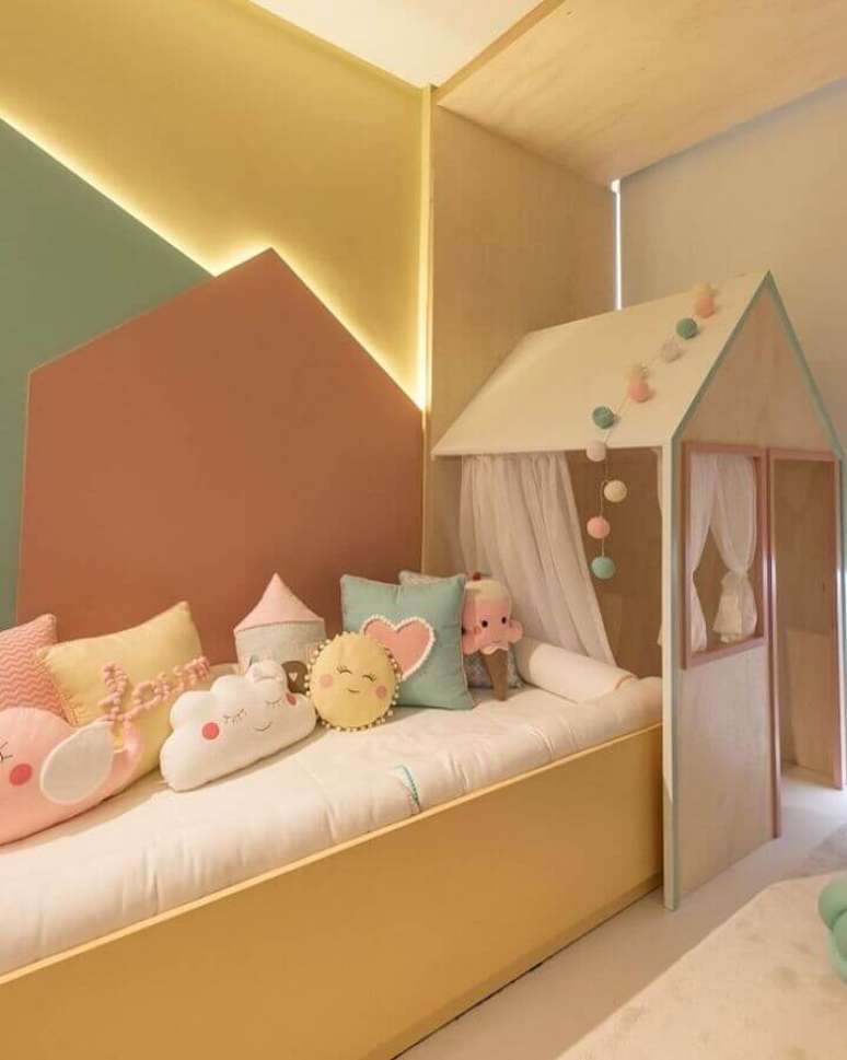 6. Decoração lúdica para quarto candy color infantil com parede geométrica – Foto: The Ofy