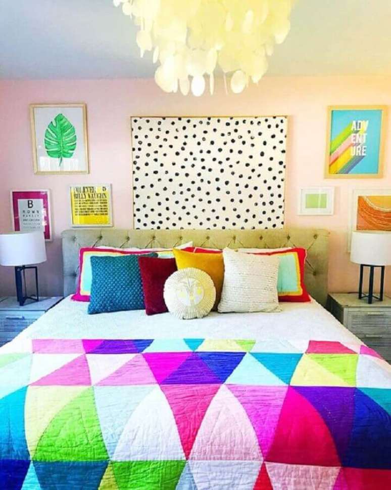 14. Almofadas para decoração de quarto colorido com cabeceira estofada – Foto: Kara Alexis Brown