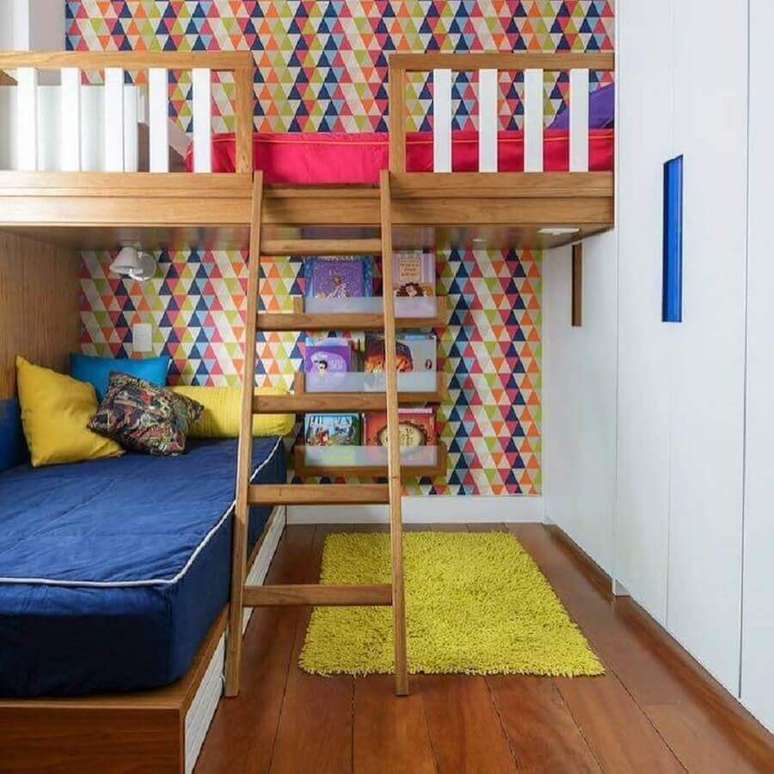 53. Papel de parede para quarto colorido de solteiro decorado com cama suspensa – Foto: Bianca Assuf e Beta Coutinho