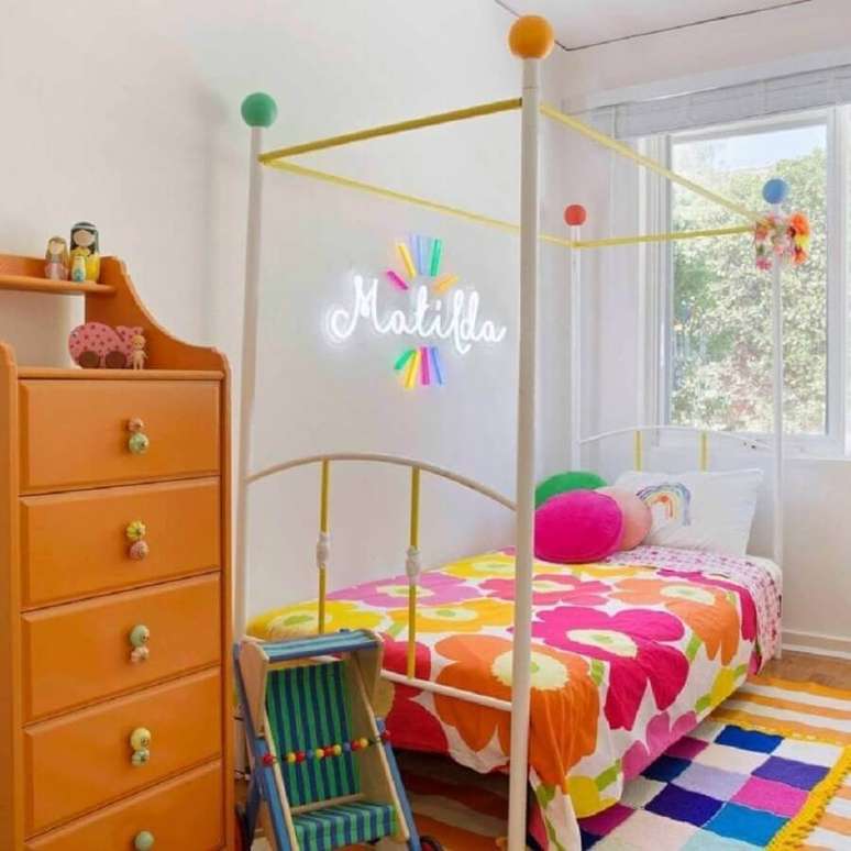 15. Almofadas para decoração de quarto colorido feminino – Foto: Electric Confetti