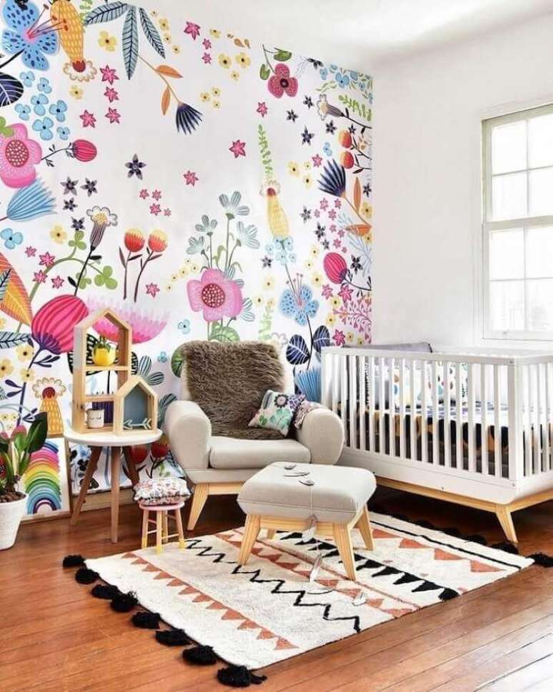 9. Papel de parede floral para decoração de quarto de bebe colorido – Foto: MOOUI