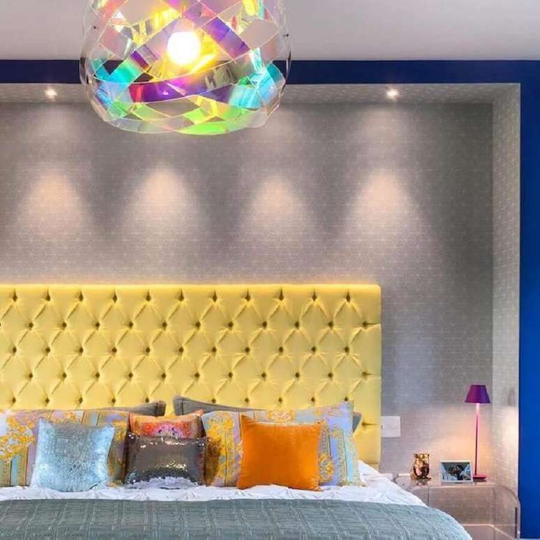 18. Almofadas para quarto colorido decorado com cabeceira estofada amarela – Foto: Andrea Murao
