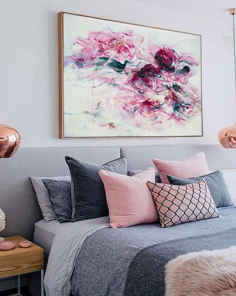 31. Decoração de quarto colorido de casal cinza e rosa – Foto: Decor Fácil