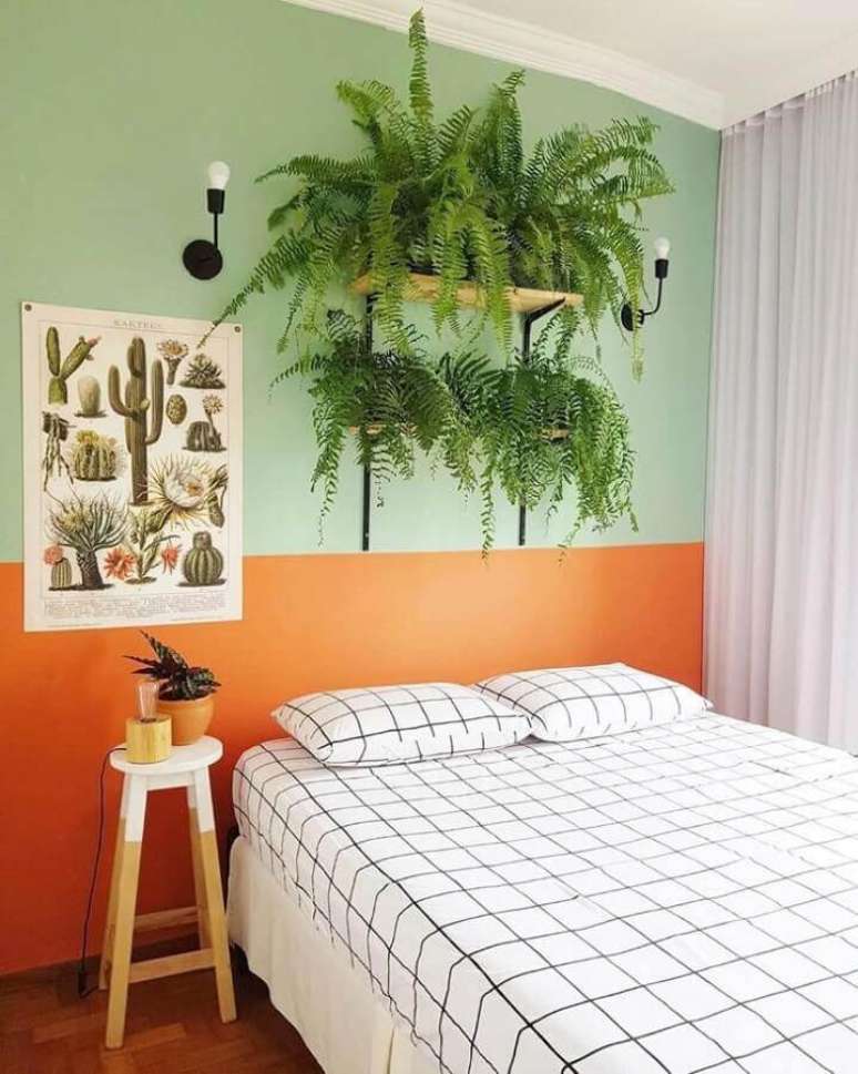 60. Vasos de plantas para decoração de quarto colorido simples com meia parede pintada – Foto: Karla Amadori