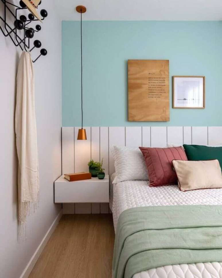 17. Almofadas para decoração de quarto de casal colorido com criado mudo planejado suspenso – Foto: Archilovers