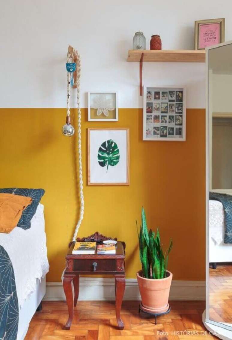 41. Decoração simples para quarto de casal colorido com parede amarela – Foto: Histórias de Casa