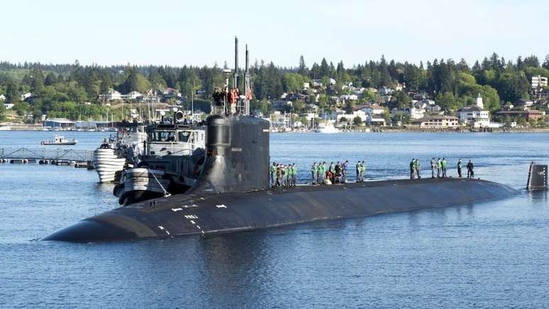 O submarino nuclear USS Connecticut fotografado deixando um porto em 2018