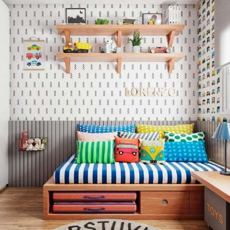 4. Almofadas divertidas para decoração de quarto colorido de menino – Foto: Gabi Work