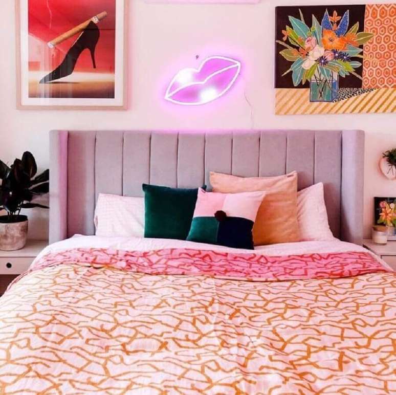 13. Almofadas para cama para decoração de quarto colorido de casal – Foto: Electric Confetti