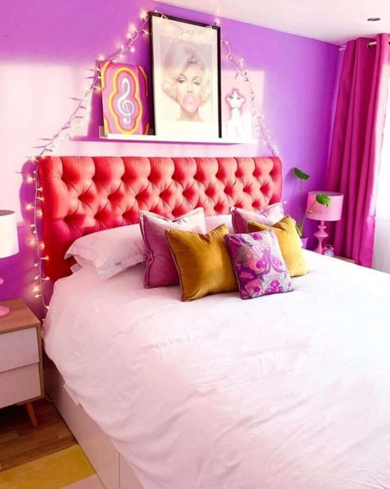 23. Cabeceira capitonê rosa para decoração de quarto colorido feminino com parede roxa – Foto: Rachael Haven Hand Designs