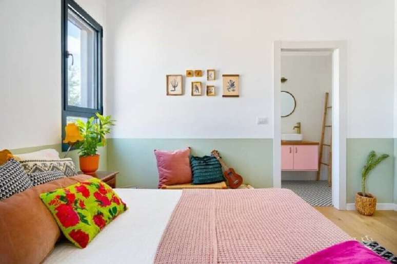 37. Decoração simples de quarto de casal colorido – Foto: Dani Studio