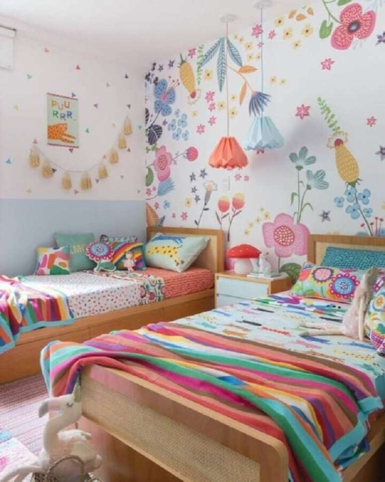 49. Papel de parede colorido para quarto infantil decorado com duas camas – Foto: MOOUI